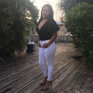 Meet your Posher, Dinorely